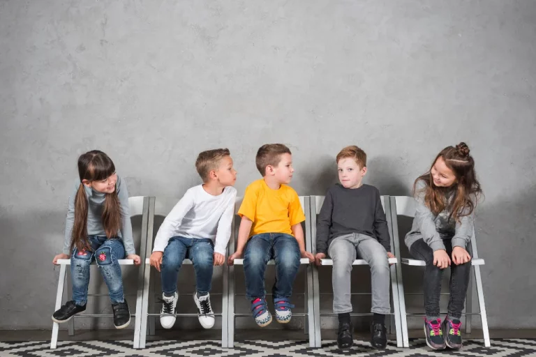 niños sentados